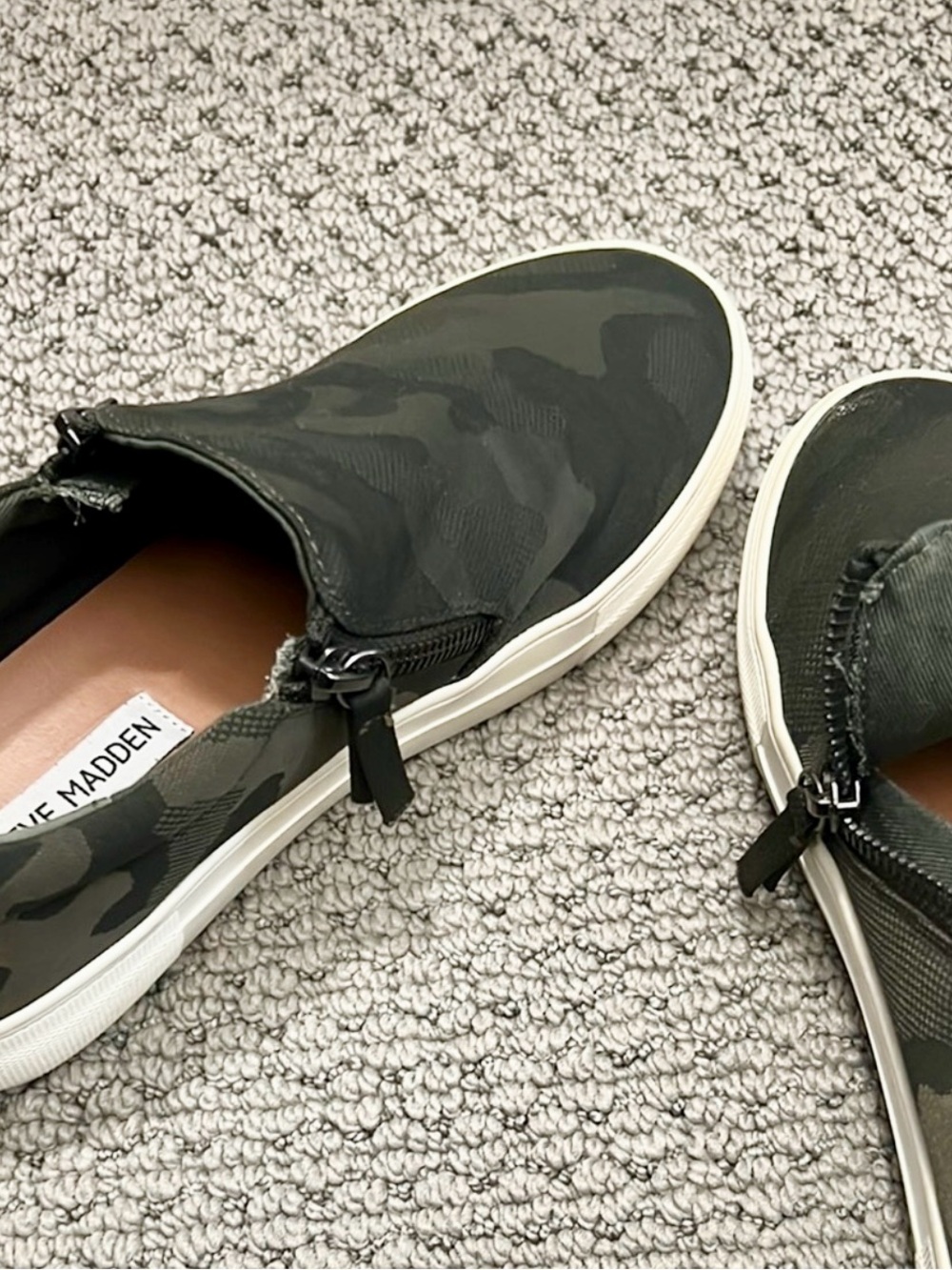 Steve Madden Camo Slip-On Sneakers in Olive/Black size 7.5 women’s - Picture 3 of 3